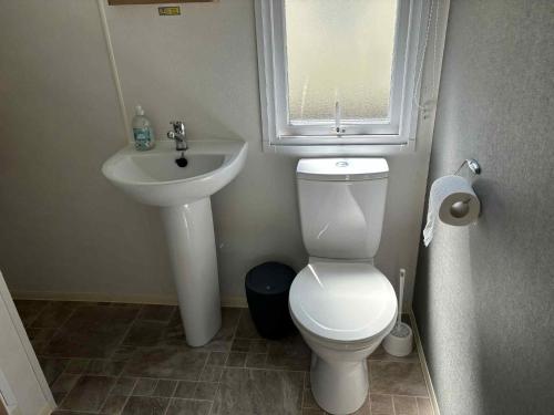 Gallery image of The Pines Caravan at Newquay Holiday Park in Porth