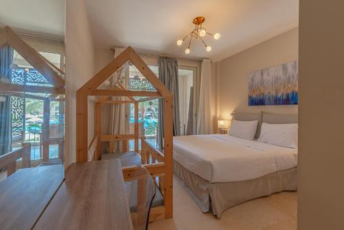un dormitorio con una cama y una mesa en Elegant 2BR Plus Nanny Room in Mangroovy Gouna, en Hurghada