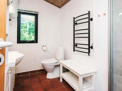 un baño con inodoro y lavabo en 6 person holiday home in Glesborg-By Traum, en Glesborg