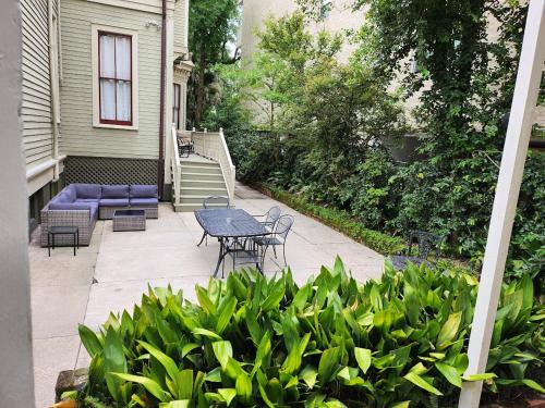 Taman di luar Walker Mansion on St Charles Ave - Unit 1