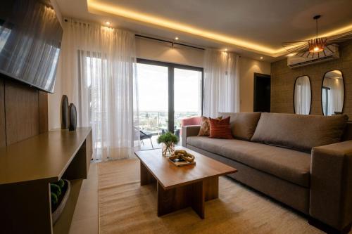 Views, pool and gym, 2 BR family friendly