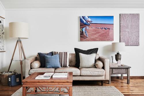 un salon avec un canapé et une table basse dans l'établissement Sign Maker's Cottage, à Warburton
