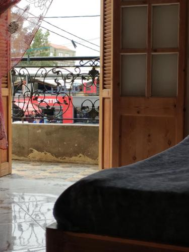 a bedroom with a view of a train through a window at Nabil appartement in Taher