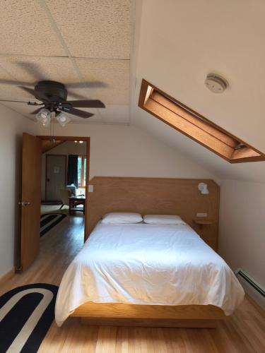 Ένα ή περισσότερα κρεβάτια σε δωμάτιο στο Sara Placid Inn & Suites