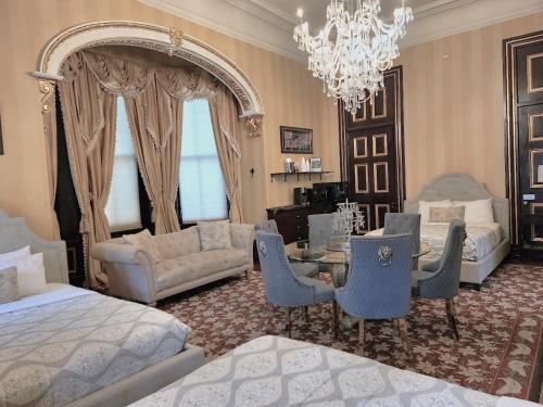 Katil atau katil-katil dalam bilik di Walker Mansion on St Charles Ave - Unit 1