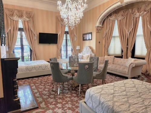 Televisyen dan/atau pusat hiburan di Walker Mansion on St Charles Ave - Unit 1