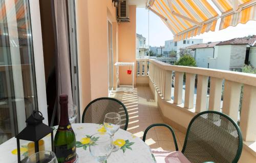 Nice Apartment In Makarska With Lake View