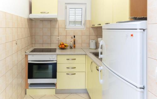 Nice Apartment In Makarska With Lake View