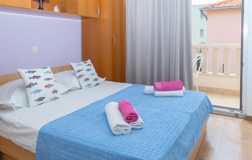 Nice Apartment In Makarska With Lake View