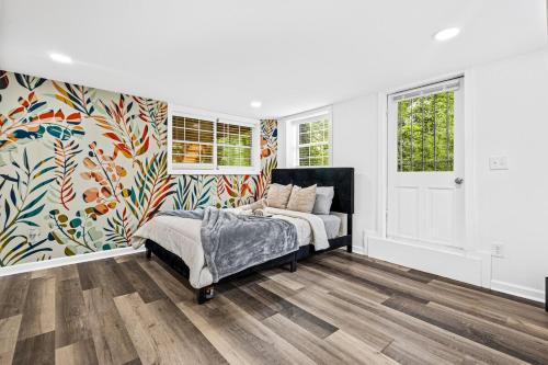 亚特兰大Chic 2BR Bungalow House的带床和彩色墙壁的卧室