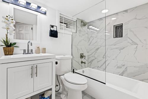 亚特兰大Chic 2BR Bungalow House的浴室里有马桶、洗手池和淋浴。