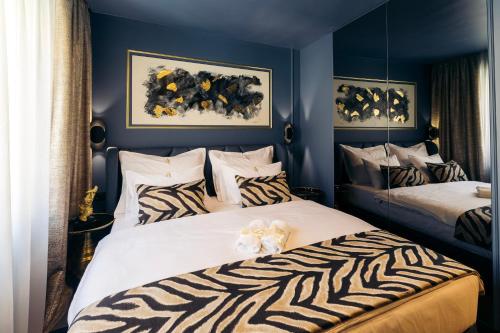 スベティ・フィリップ・イ・ヤコブにあるBoutique Rooms Rogovoのベッドルーム1室(ベッド2台、シマウマ枕付)
