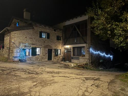 un edificio in pietra con luci blu di notte di La Corte dei Celti 7 a Loiano