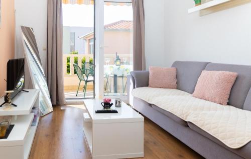 Cozy Apartment In Makarska With House Sea View