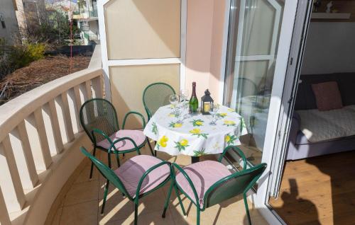 Cozy Apartment In Makarska With House Sea View