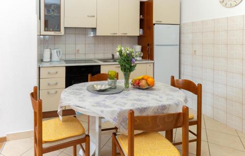 Cozy Apartment In Makarska With House Sea View