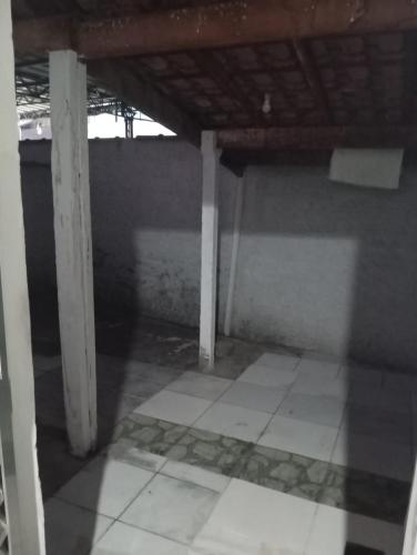 an inside view of a building with two poles at Casa Sueli 2 in Aparecida