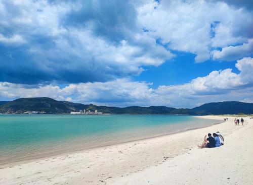 a group of people sitting on the beach at Maison Grise in Setúbal