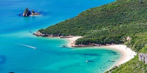 an island in the ocean with a sandy beach at Maison Grise in Setúbal