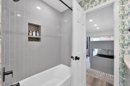Ένα μπάνιο στο Lakeside Getaway Quiet Canal 2 Story Deck