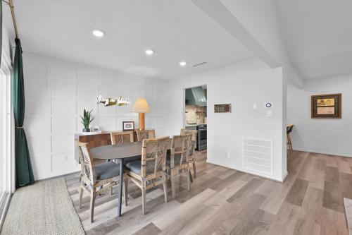 Φωτογραφία από το άλμπουμ του Lakeside Getaway Quiet Canal 2 Story Deck σε Montgomery