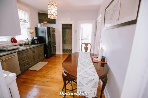 Una cocina con una mesa de madera y un refrigerador. en Vacation House DC Free Parking, en Washington