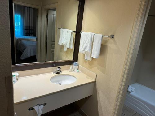 un baño con lavabo y espejo en 110 - Next to Disney - Pool, en Orlando