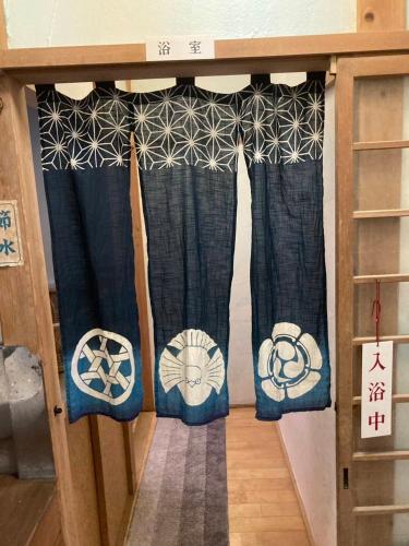 a room with black and white curtains on a shelf at Yado KONAMI in Shimoda