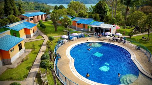 an overhead view of a swimming pool at a resort at Cabañas Gachalá - Centro vacacional El jazmín in Gachalá