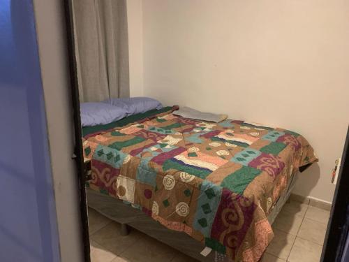 Hostal Blanquita في سان سلفادور: انعكاس سرير في مرآة