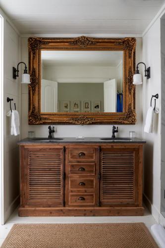 a bathroom with a mirror and a wooden dresser at Hotel Lulu in Round Top
