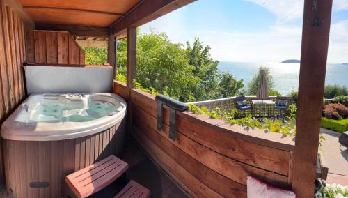 Gallery image of The Beach Hideaway - Eagles Suite in Sechelt