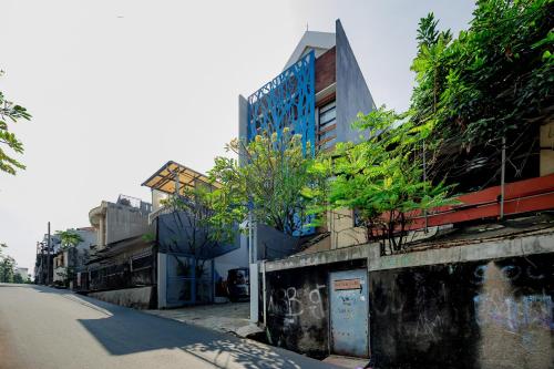 a building with plants on the side of a street at RedDoorz Plus near Radio Dalam 3 in Jakarta