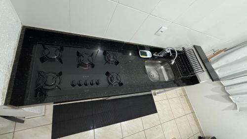 a stove top in a kitchen with a counter top at Apê centro de Capitólio- Condomínio Monitorado - 4º Andar - Vaga de Garagem in Capitólio