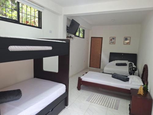 ManaureにあるEl Tucán Ecolodge Manaureのベッドルーム1室(二段ベッド2台、テレビ付)