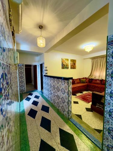 Una sala de estar con un sofá y una chimenea. en Serene Central Home Near Beach - High Speed WiFi, Free Parking, en Agadir