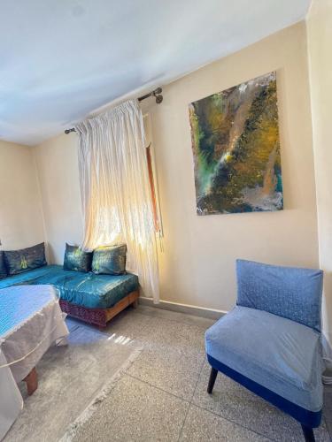 Un dormitorio con una cama y un sofá y una ventana. en Serene Central Home Near Beach - High Speed WiFi, Free Parking, en Agadir
