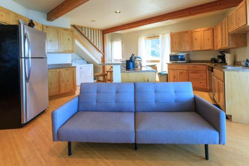 Η κουζίνα ή μικρή κουζίνα στο Amazing Oceanview 2 bedroom Oceanfront! by OceanviewHotTubs Shelter Cove, CA Tesla EV Station