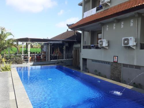 A piscina localizada em Griya Bun Sari ou nos arredores