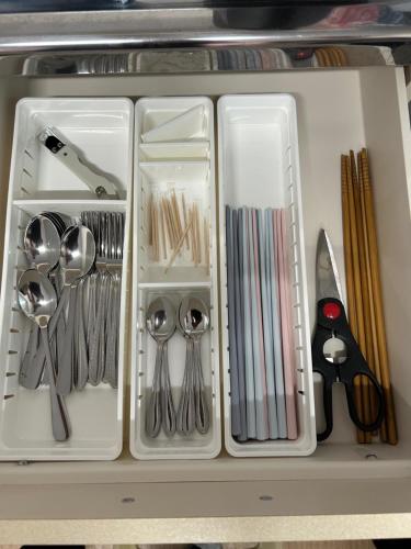 a drawer filled with utensils and other kitchen items at 一棟貸しゲストハウス マリドール in Izumo