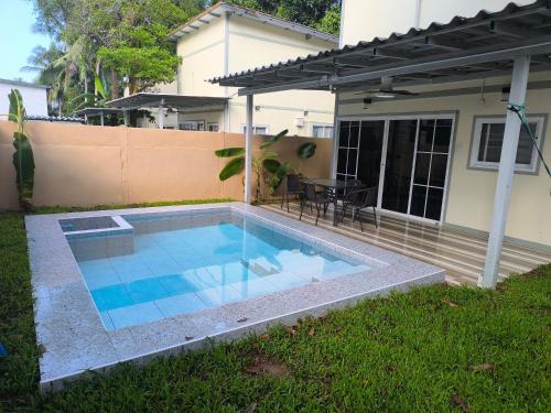 Mini Villa with Pool and Mountain viewの敷地内または近くにあるプール