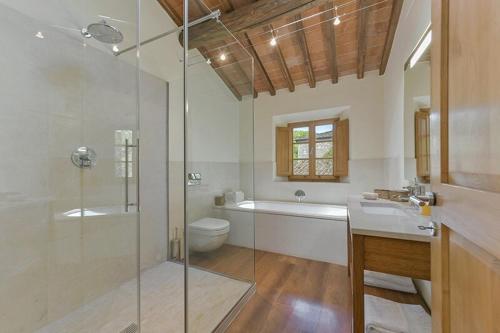 Koupelna v ubytování Luxury Tuscan Villa with award winning garden and pool