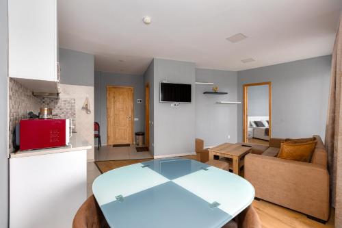 Televisyen dan/atau pusat hiburan di The Valley Residences And Spa SUITE 223