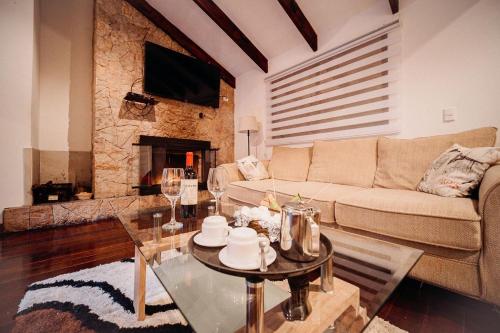 a living room with a couch and a table at Vistas del Conde in Heredia