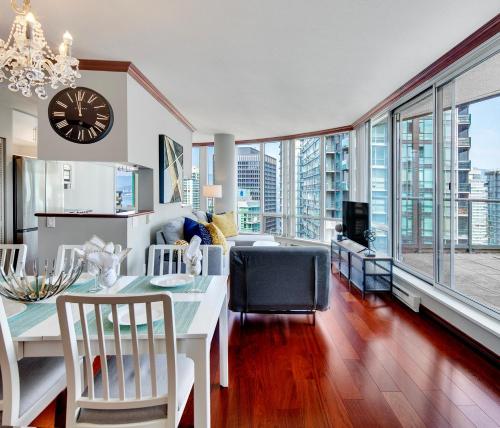 Χώρος καθιστικού στο Luxury 2BR Designer Apartment In The Heart Of Downtown!