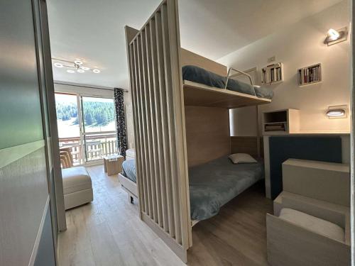a small room with bunk beds and a balcony at Studio pratique pour 4, proche remontées, parking - FR-1-525-295 in Superdevoluy