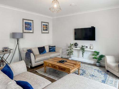 オーバンにあるAirds Apartmentのソファ2つとコーヒーテーブルのあるリビングルーム