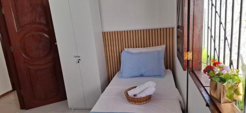 a small balcony with a pillow and a basket of towels at Casa com 2 quartos e 4 camas, banheiro exclusivo, cozinha e sala ampla in Barcarena