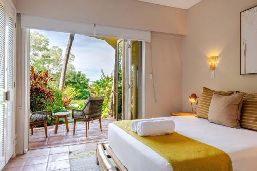Un pat sau paturi într-o cameră la 7 Hill Villa Port Douglas