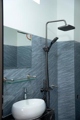 a bathroom with a sink and a shower at Bao An Homestay Mai Chau in Mai Châu
